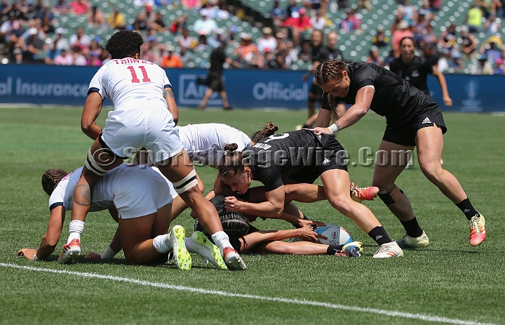 2018RugbySevensSat-08.JPG - The New Zealand team passes out of a ruck against the United States in the women's championship semi-finals of the 2018 Rugby World Cup Sevens, Saturday, July 21, 2018, at AT&T Park, San Francisco. New Zealand defeated the United States 26-21. (Spencer Allen/IOS via AP) 
